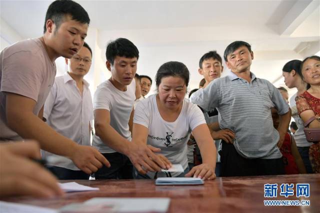 7月18日,在湖北省宣恩县沙道沟镇上洞坪易地扶贫搬迁安置点,人们在图片