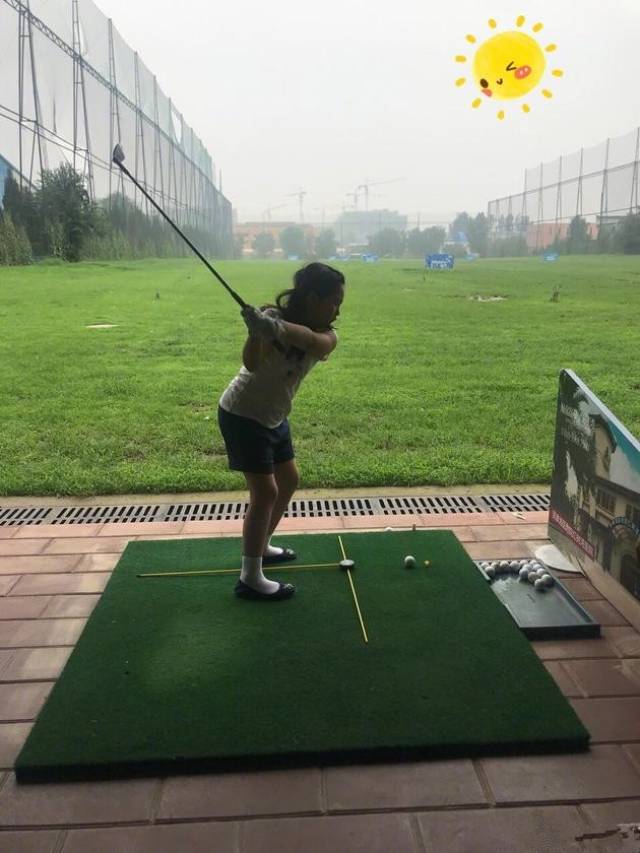 社交平台晒出一张女儿王诗龄打高尔夫的照片,并配文:"穿这鞋也能打球!