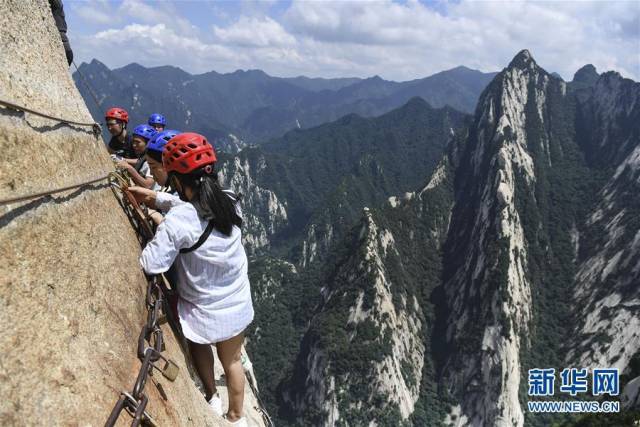 华山长空栈道:勇敢者峭壁上的旅游