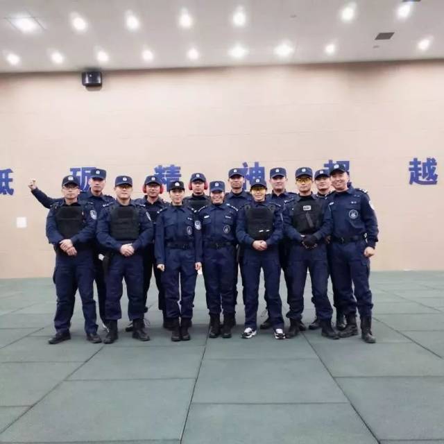 2005年,警服又迎来了一次小改款,公安部将99式警服的铁灰色衬衫换成