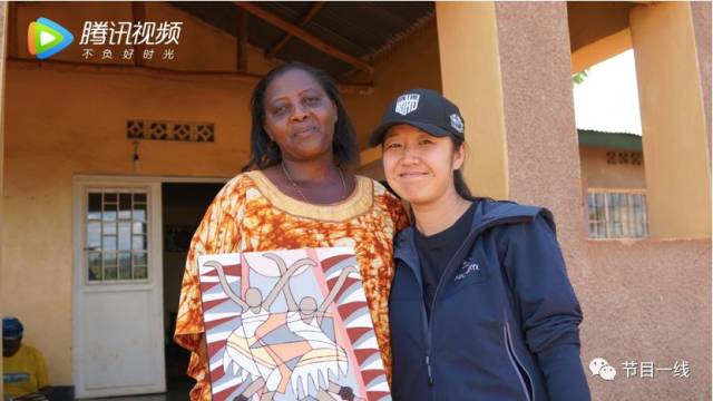2008年,靠豆腐机的张昕宇,梁红二人,在参与汶川大地震救援