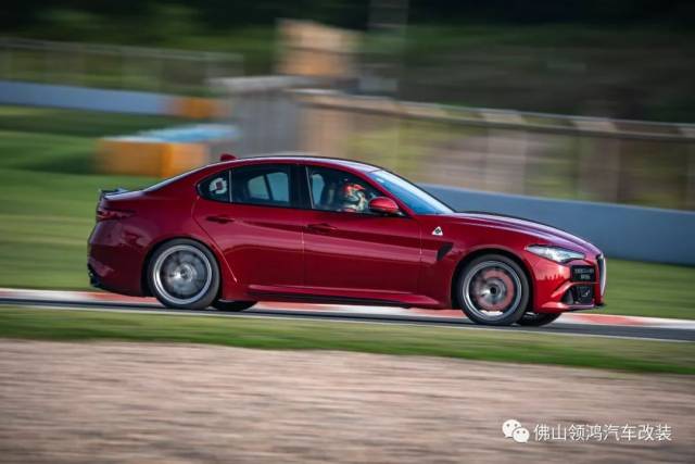 阿尔法·罗密欧giulia 四叶草版高性能豪华运动轿车 征战珠海赛道再创图片
