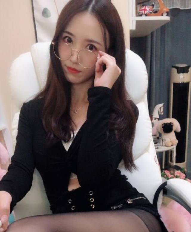 斗鱼新晋ASMR一姐撞脸轩子巨2兔?就是身材稍