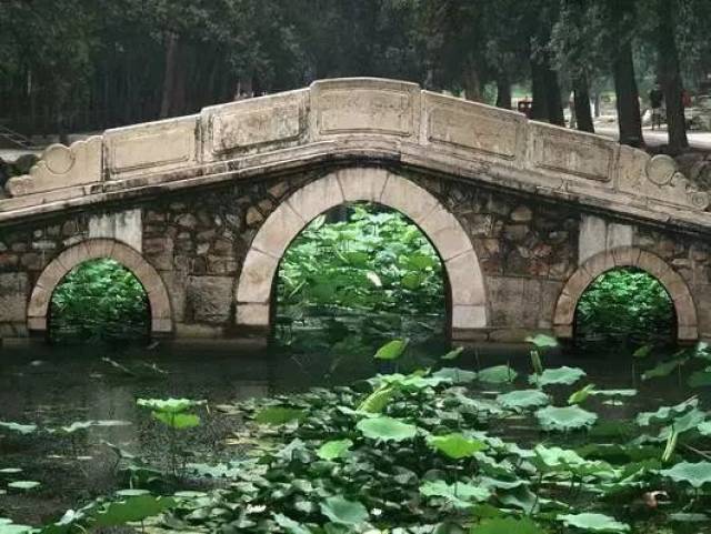 八景"之一,该桥由青石砌成,3孔拱桥,宽5米,东西长40米,是郑州市最古老