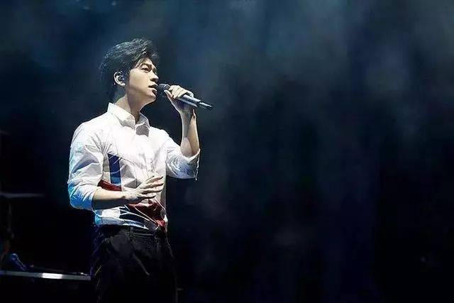李健丨一个被时光遗忘的音乐诗人,新歌《懂得》听的让人心醉.
