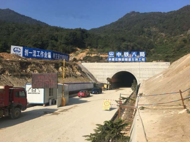 福建安溪县东二环路石狮岩隧道左洞工程a匝道桥完成第