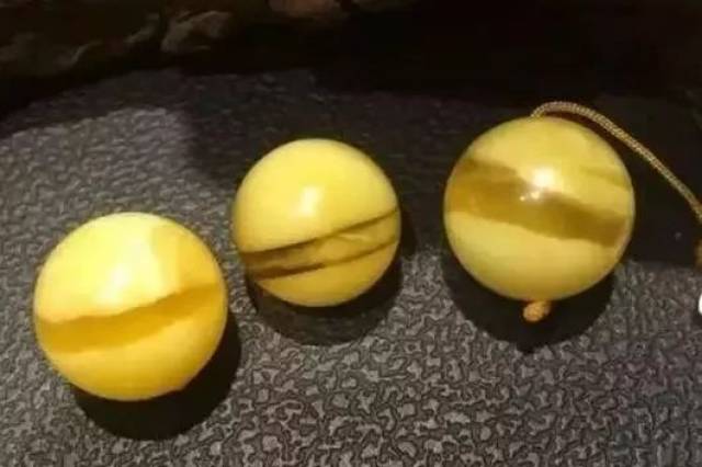 事实上呢,就跟用铁线区分松石真假,有时候会失手一样,用蜜蜡的纹路来