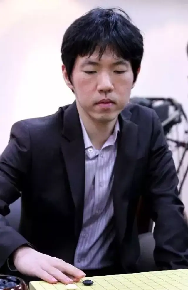 李昌镐(1975- ),韩国围棋职业棋手,九段,曾创造多项围棋历史记录,开创