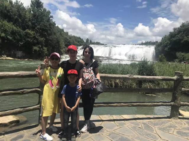和爸爸妈妈去旅行,我领略到了好多新奇的事物,认识