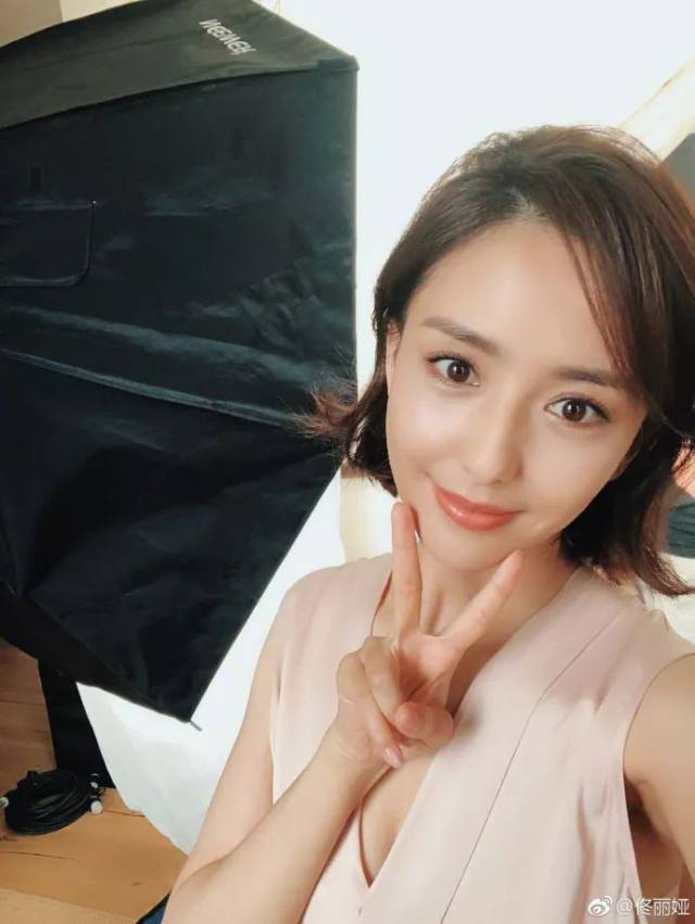 18日凌晨五点, 星盟女神佟丽娅 在微博晒出了一张自拍,并配文:"飞行