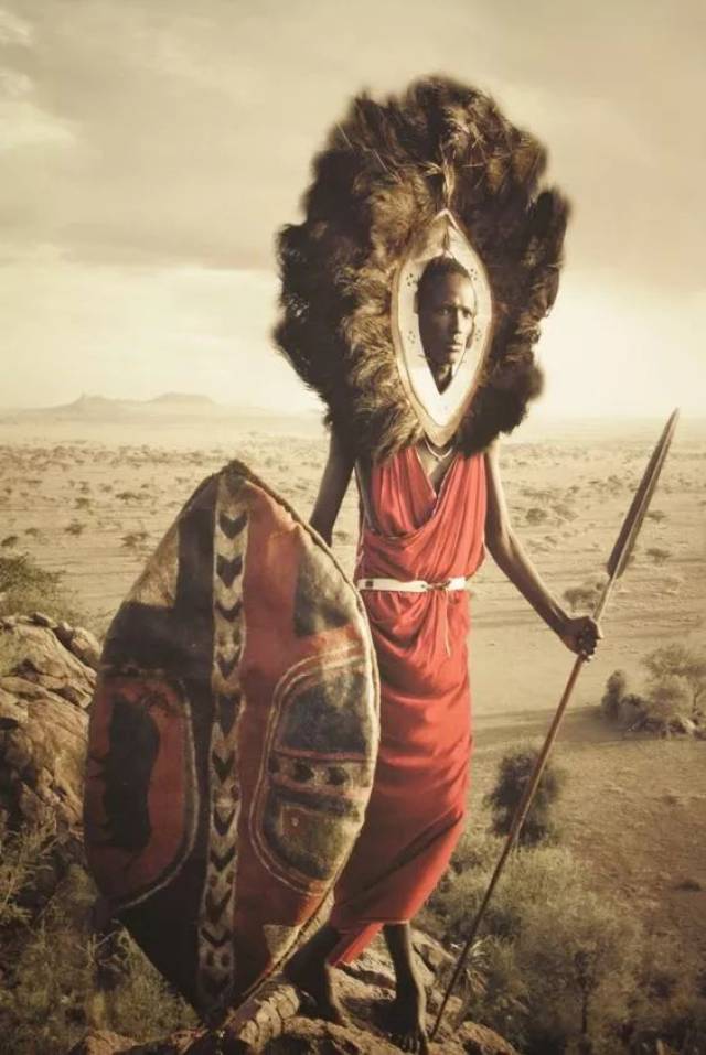 maasai部落这种战斗装束可以说是非常动物本能了,利用羽毛等装饰让