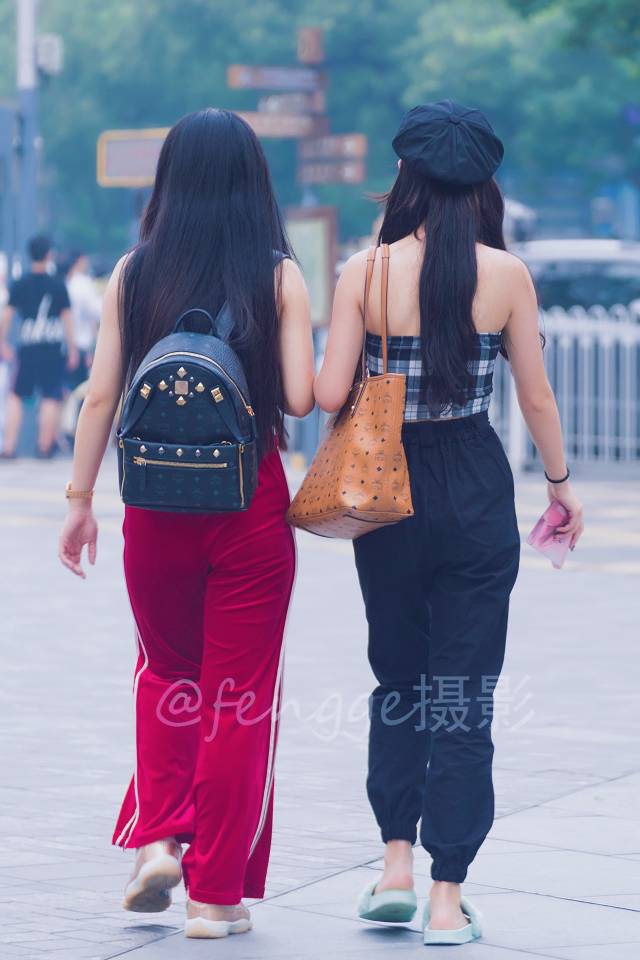 街拍背影不一定多么性感, 但一定要有意思, 你觉得呢?