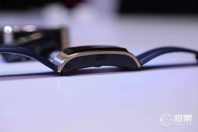 秒变蓝牙耳机!华为手环B5发布:触控彩屏,商务