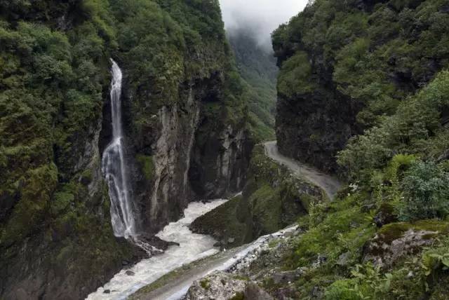 朋曲一年四季在这里奔腾着,咆哮着,水流湍急,涛声如雷,人们根本无法