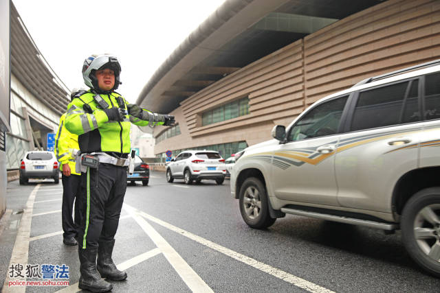 北京南站的交通守护者---骑警于利