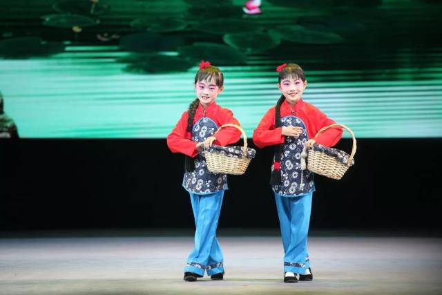京胡齐奏《迎春曲,京剧《智取威虎山,评剧《刘巧儿·小桥送线》