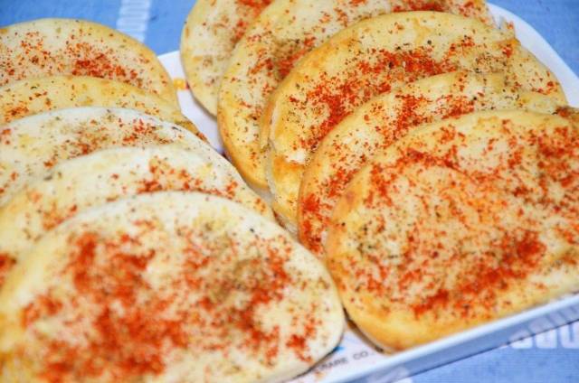 叶妈妈开小灶:剩馒头难下肚?教你秘制孜然烤馍片,上桌就被吃光