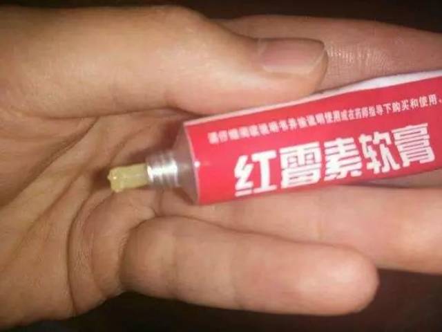 3,然后涂上红霉素软膏,或者有强效保湿作用的润肤油,尤其注意在指甲