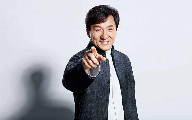 “小鲜肉”拍戏狂玩手机,成龙大哥提醒无效,愤怒到想直接点名!