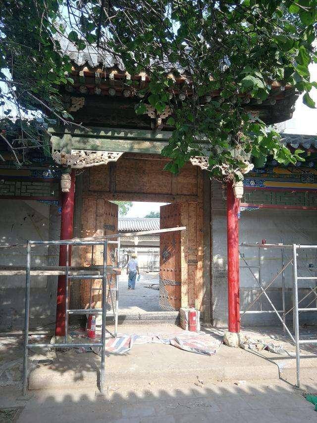 照壁西侧是一个斗拱垂花门,由此进入宅院,宅院一连三进主院.