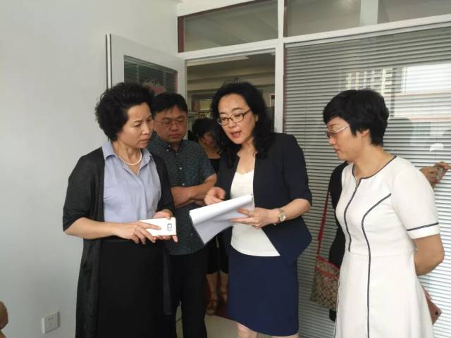 7月19日下午,考察团在威海市妇联主席许宏妮,副主席鞠建春和荣成市委