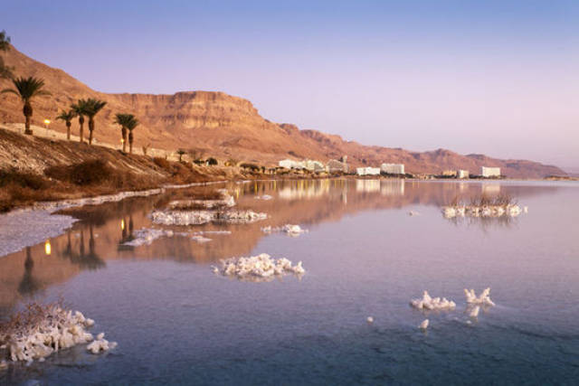 死海上游是约旦河,没有出口,每年要蒸发掉1400毫米的湖水.