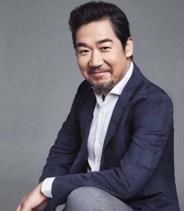 当年因主演《弯弯的石径》而进入影视圈,张国立当时还是一个默默无闻