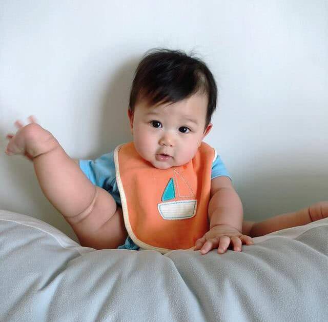 胡杏儿说娃太重累到腰快断,原来宝宝长得像米其林轮胎