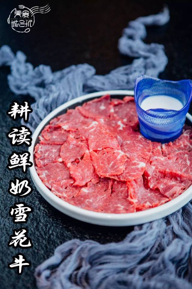 牛肉都是新鲜 现宰, 鲜红的肉色里仍能看到 雪白的纹理.
