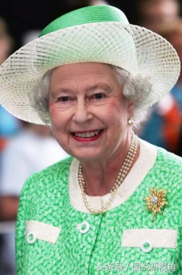 92岁的英国女王爱漂亮,涂大红口红,衣服花哨,一点也不