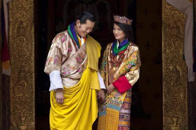 不丹国王与王后 年轻的不丹王后jetsunpema十分喜爱红珊瑚首饰,她在