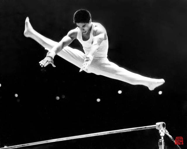 1982年12月22日,在第六届世界杯体操比赛中,李宁一人夺得男子全部7枚
