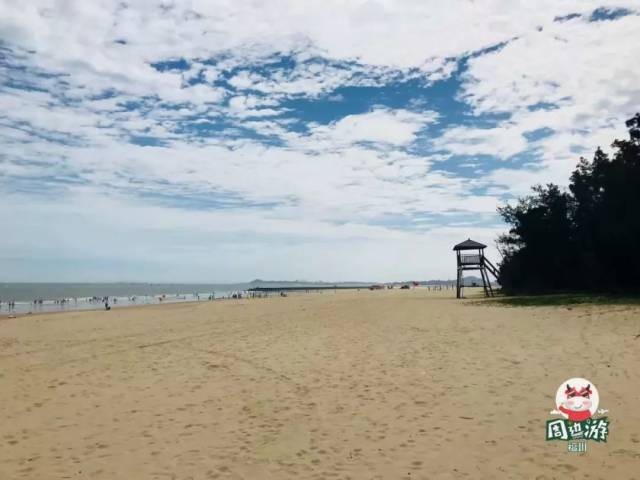 在清沙湾,小伙伴可以漫步平缓的沙地,脚踩在纯净细软的沙滩上,尽情