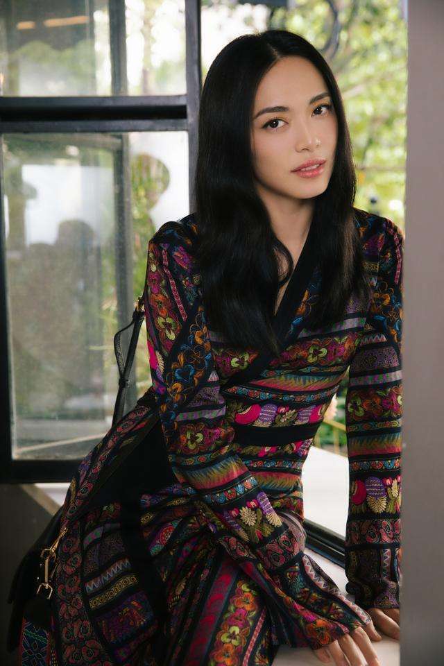 复古又温婉,典雅又高级,而且又有民族风格,姚晨把印花驾驭的很好,这样