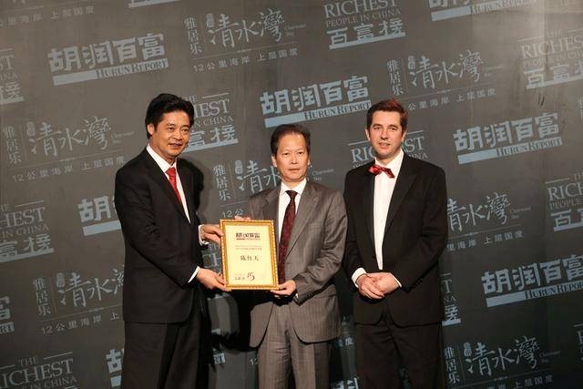 曾一家四口住20平方,现在花50亿买3栋豪宅,在全球还有