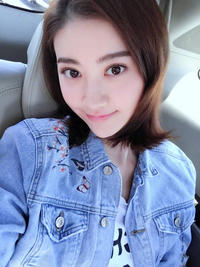 玩自拍我只服景甜,她的自拍照真美