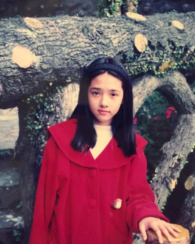 《小时代》中四位女星童年照:杨幂萝莉范,谢依霖从小就是表情包
