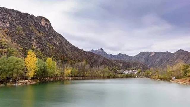 小编最好是自驾去,这样看到的风景更刺激,两边是连绵不断的千山