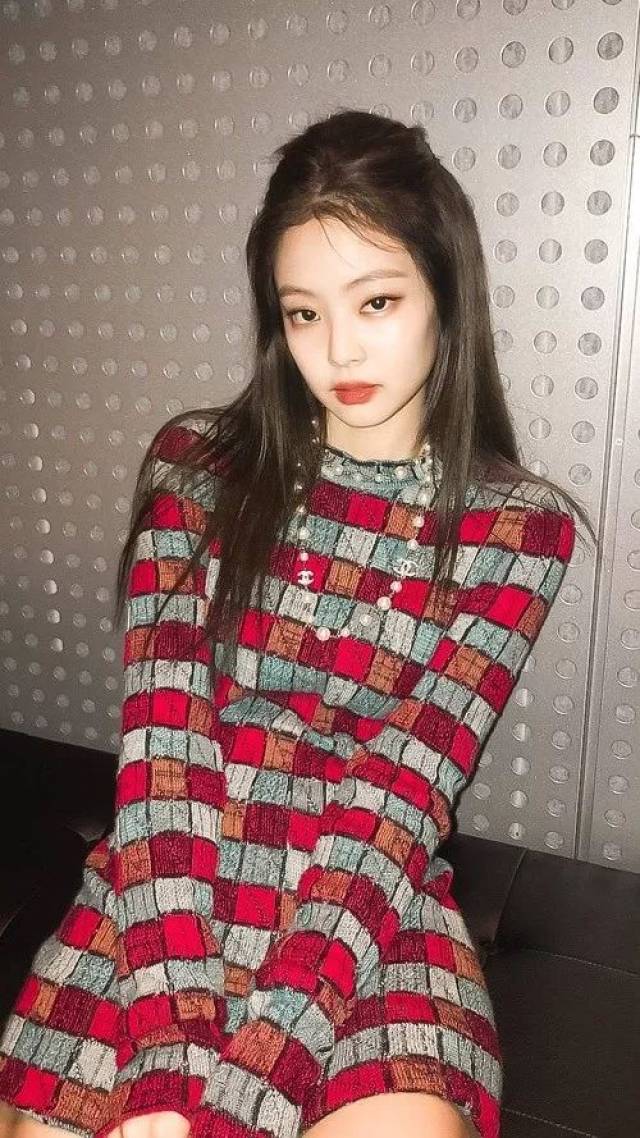 jennie这两天在中国和韩国都很火,原因来自一段她在真人秀中崩溃大哭