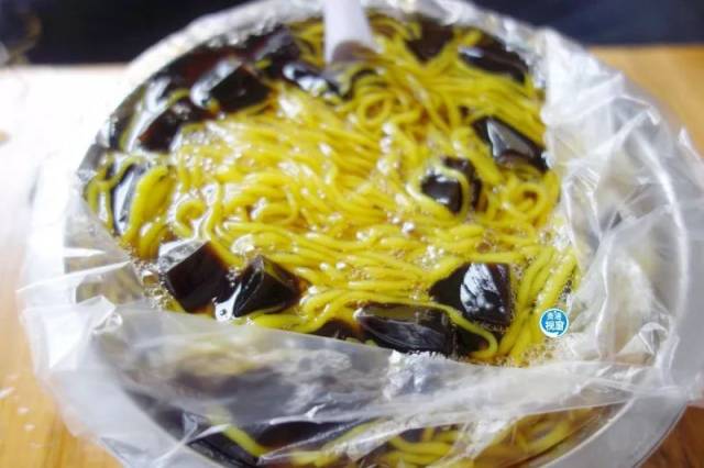 要一闷的 老街的店铺就是这么有人情味~~ 除了买单独的黑白或者黄凉粉