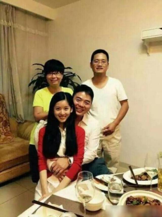 刘强东儿子现已12岁,与奶茶妹妹相差12岁,一家人相处很融合