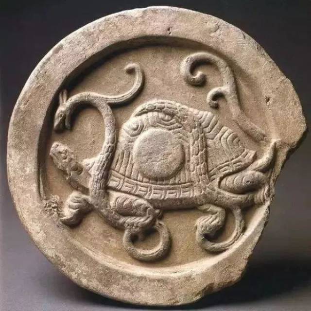 瓦当最早出现于西周, 到了汉代, 瓦当在工艺上则达到顶峰, 四神瓦当盛