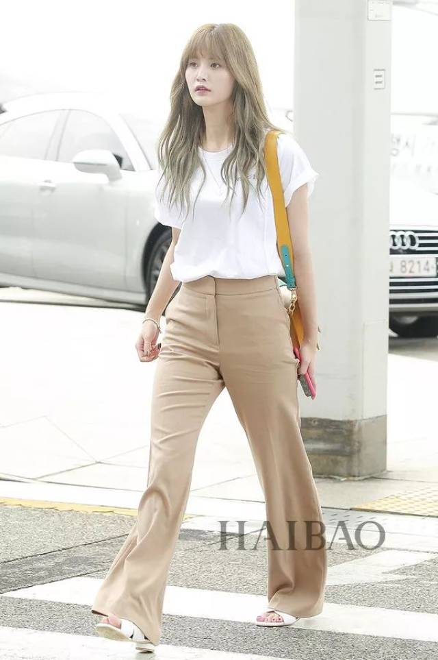 白上衣:raive 牛仔短裤:monts 短靴:byv:aile 水桶包:allsaints exid