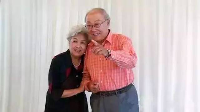 83岁张目、谢芳夫妇演唱《心中的玫瑰》，青春不谢，感动依旧!