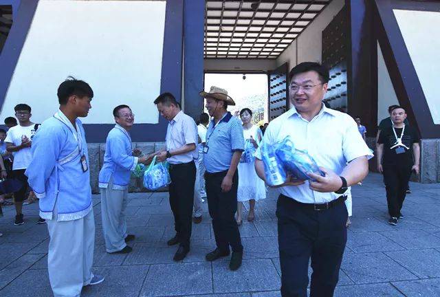 7月20日上午,无锡市滨湖区副区长倪守红,区旅游局局长宋晓裕等多位区