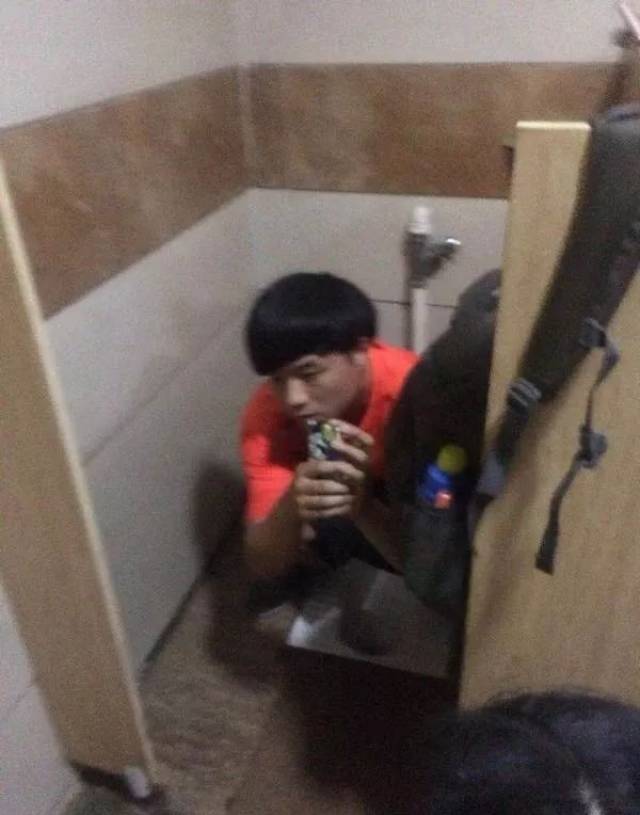 该男子常年担任幼儿培训老师,他曾在娈童贴吧发帖找小男ⅱ.