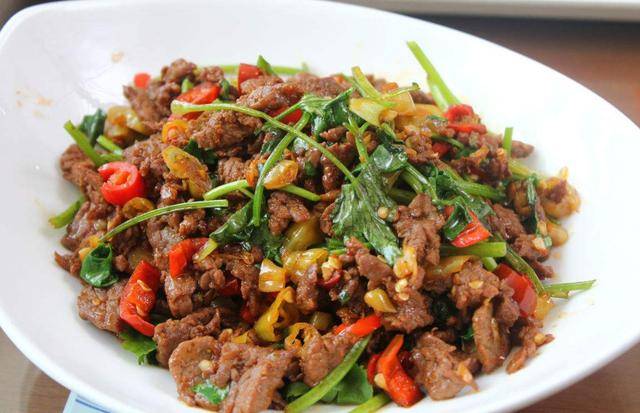 野山椒牛肉 为以保证嫩滑口感 炒至七成熟即可 美味