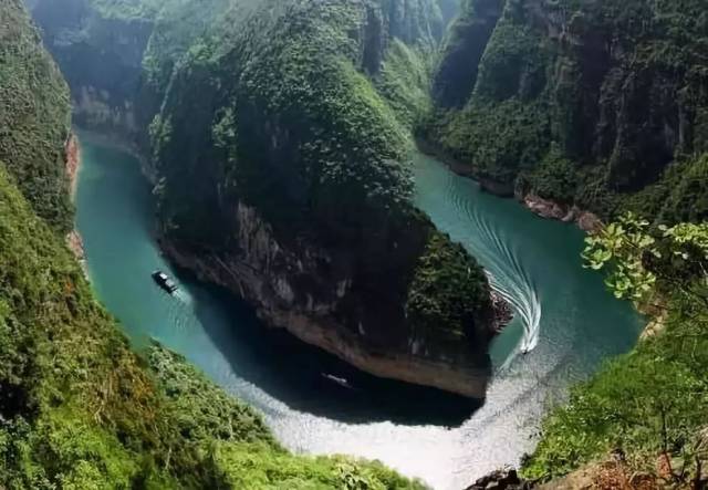巫山境内长江出重庆界的巫峡长江江面