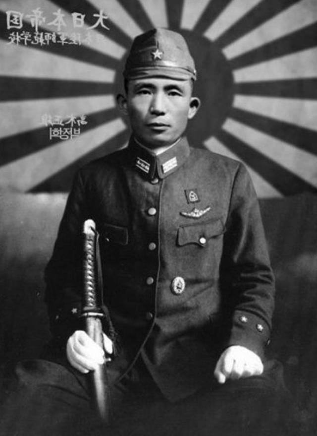 在日本军校就读时期的韩国前总统朴正熙,正坐在一面旭日旗前面