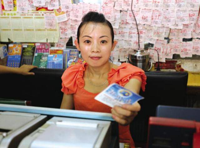 彩票店老板帮顾客买彩票,发现中奖后却立即催着顾客把